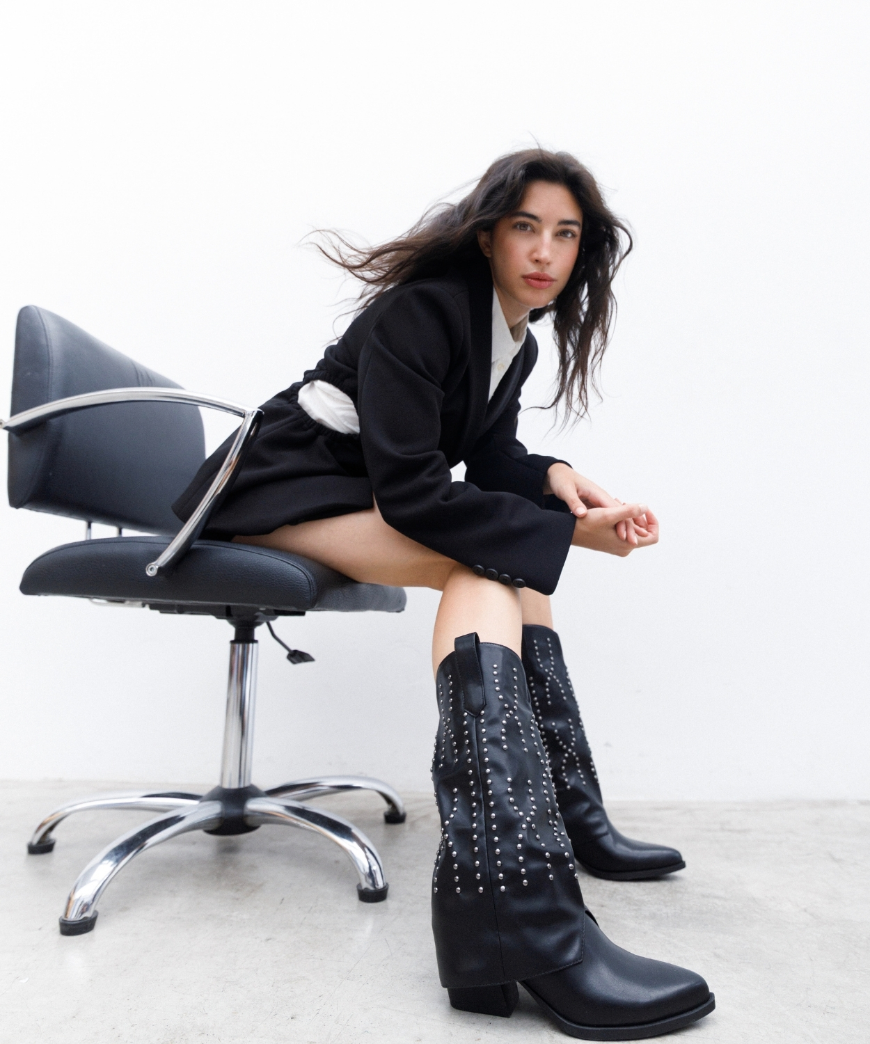 Botas cowboy tac&oacute;n media ca&ntilde;a tachas image number null